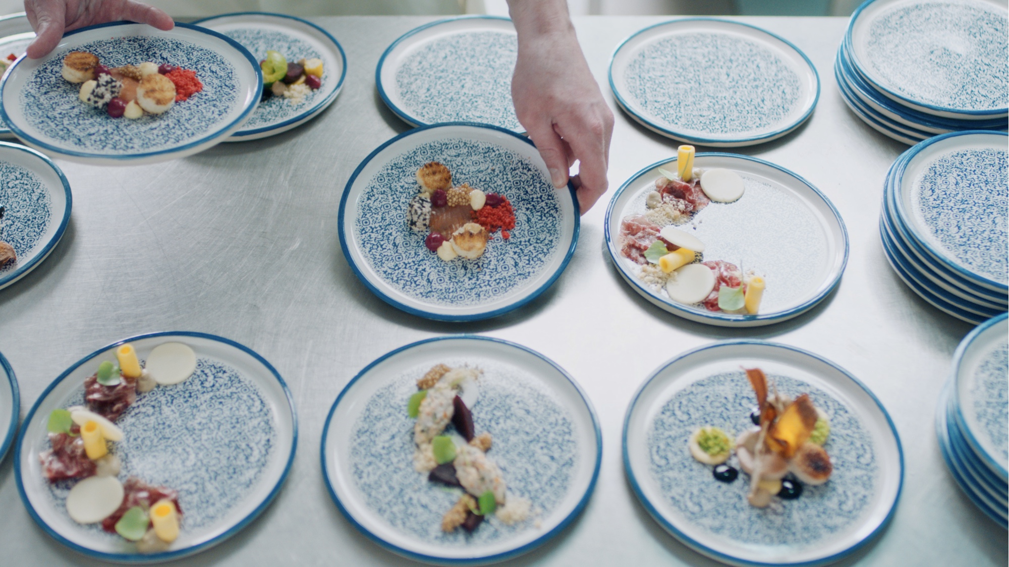 Happiness et FamousGrey dans les petits papiers de Contagious