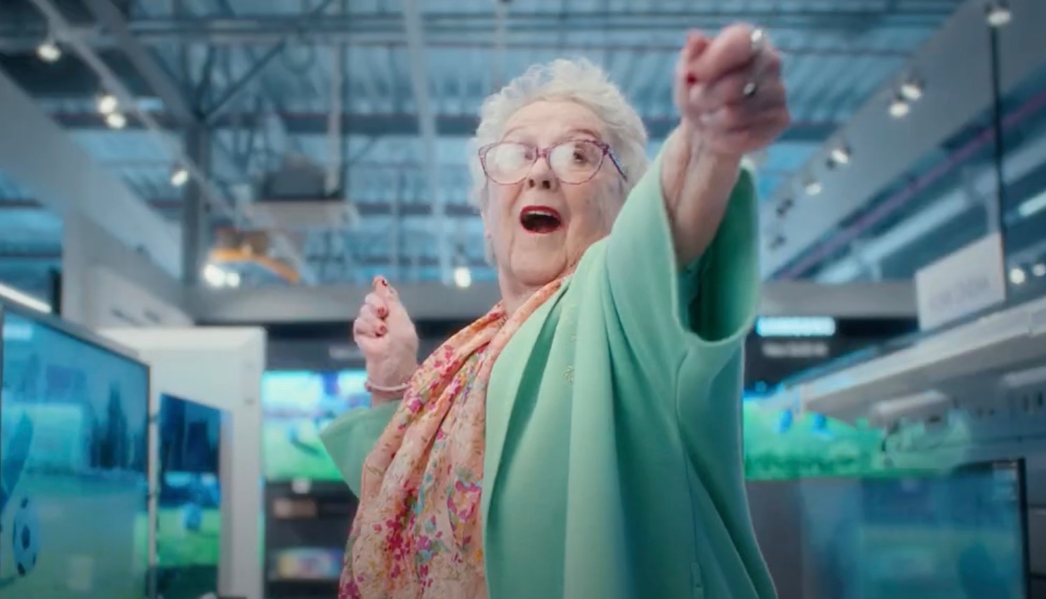  Krëfel deelt 100 televisietoestellen uit