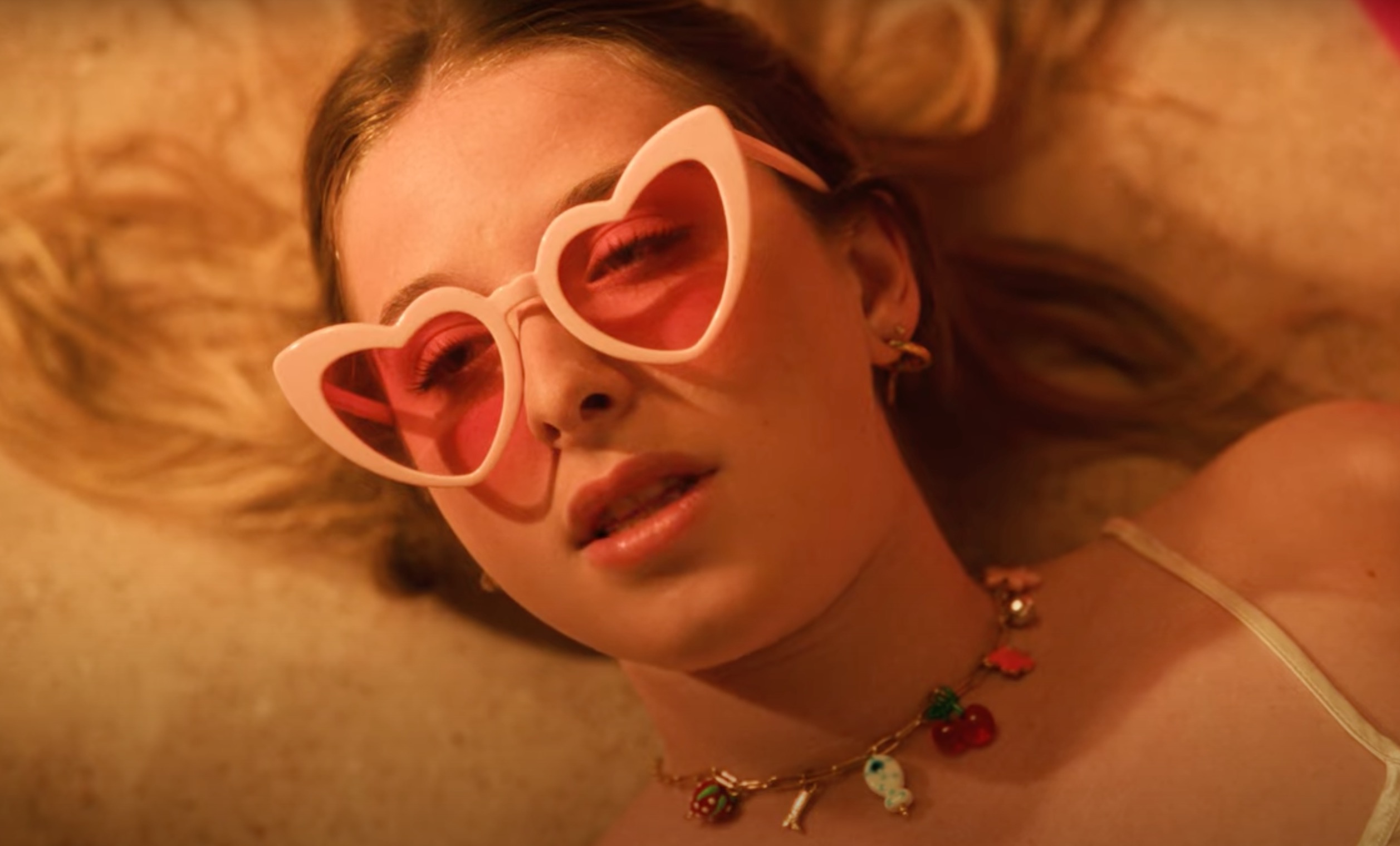 Air filmt de summer body van Héléna voor Sony